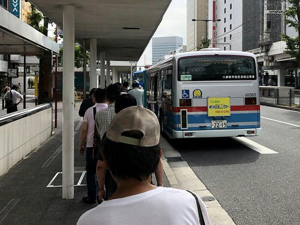 無料送迎バスに乗車