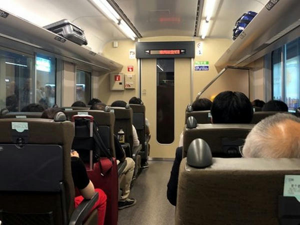 快速エアポート135号の車内