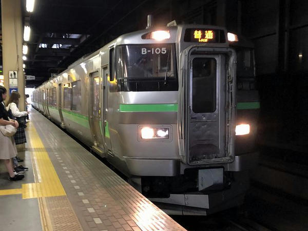 札幌駅に入ってくるJR函館本線手稲行き普通列車