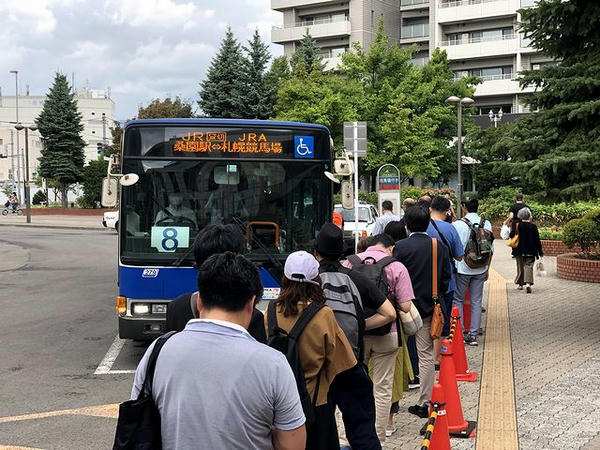 桑園駅バス乗り場に入ってきた無料送迎バス