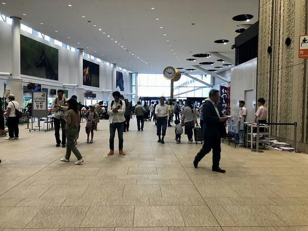 札幌競馬場スタンド内（ファンファーレホール）