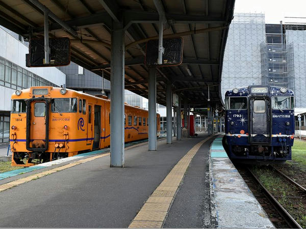 隣のホームに入ってきた列車との並び
