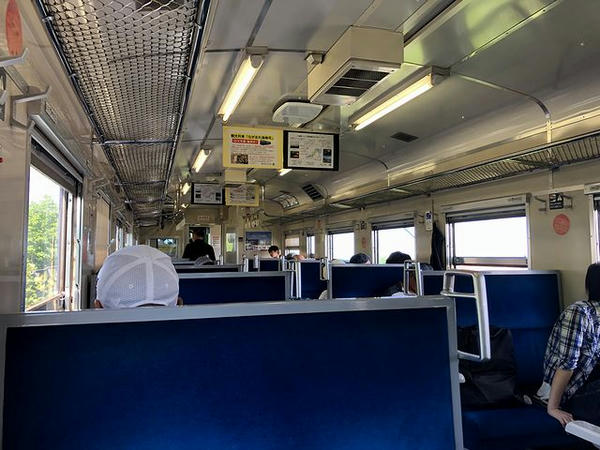 七重浜駅発車直後の車内