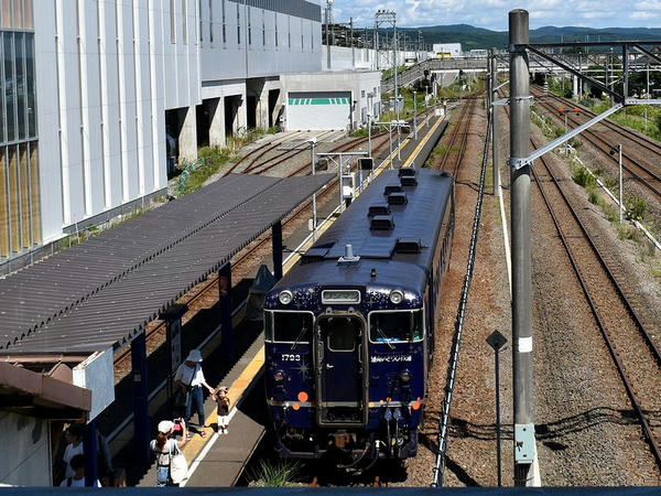 木古内駅に停車中の函館行き普通列車