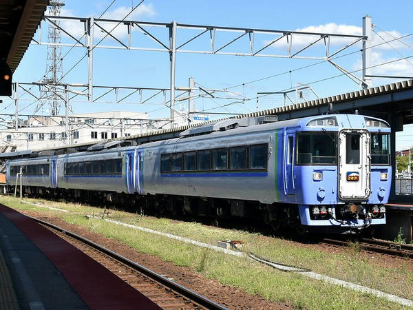 函館駅に入ってきた上り臨時特急ニセコ号