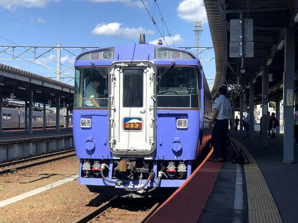 函館駅に停車中の臨時特急ニセコ号