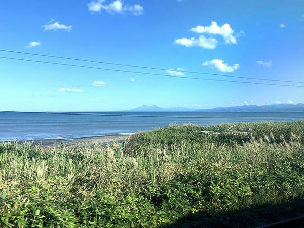 車窓から見た内浦湾と駒ケ岳