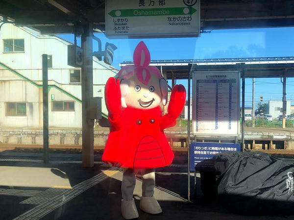 長万部駅のホームでお出迎えするまんべくん