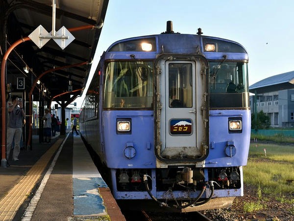 倶知安駅に停車中の臨時特急ニセコ号