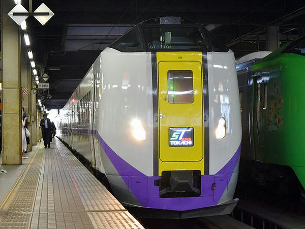 札幌駅に停車中の特急スーパーとかち1号