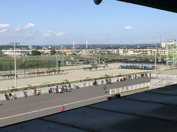 プレミアムラウンジから見たスタート地点と第1障害