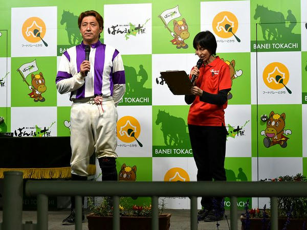 インタビューを受ける阿部武臣騎手