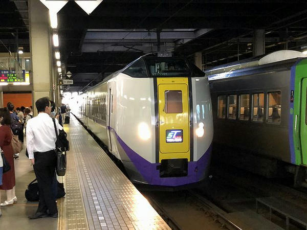 札幌駅に入ってきた特急スーパーとかち1号