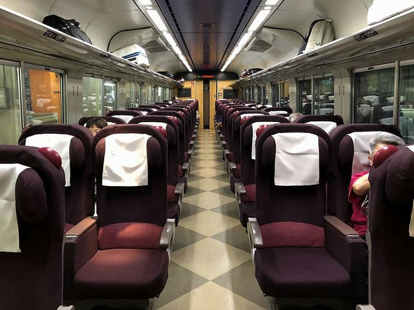 2号車（普通車指定席）の車内