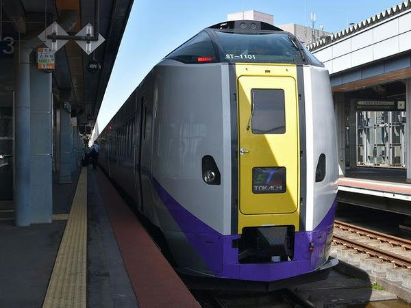 帯広駅に到着した特急スーパーとかち1号