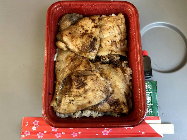 ぶた八の炭焼豚どん（小）の中身