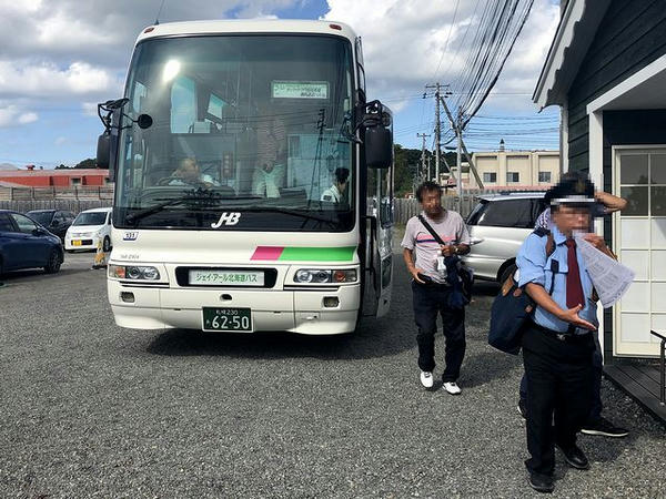 門別競馬場に到着した無料送迎バス
