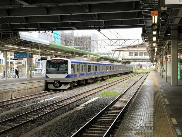 小山駅に到着した普通列車