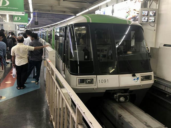 浜松町駅に入ってくる羽田空港第2ビル行き区間快速列車