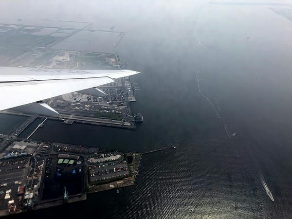 離陸直後の機窓から