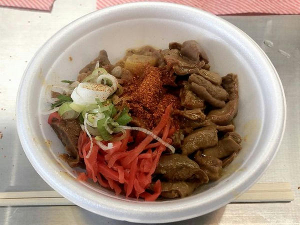 札幌競馬場名物のホルモンライス（800円）