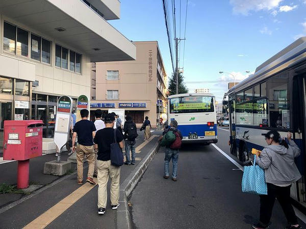 二十四軒駅に到着した無料送迎バス