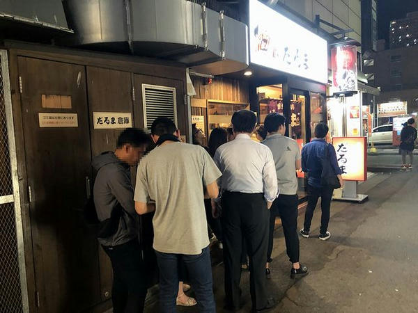 成吉思汗だるま本店とと並ぶ人々