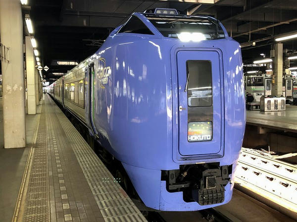 札幌駅に停車中の特急スーパー北斗2号