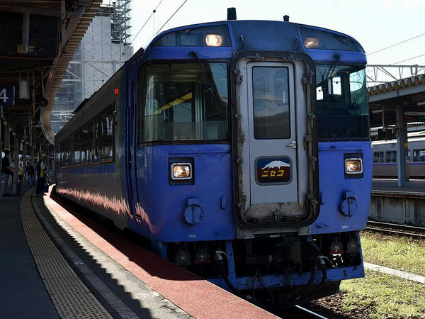 函館駅に停車中の特急ニセコ号