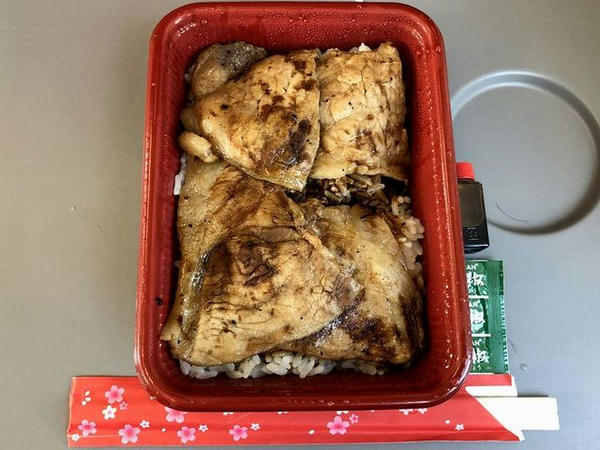 車内でいただいたぶた八の炭焼豚どん（小・650円）