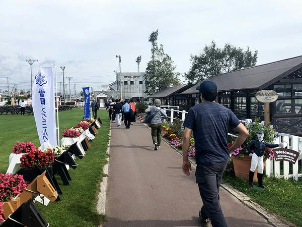 門別競馬場内