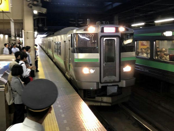 札幌駅に入ってきた停車中の快速エアポート72号
