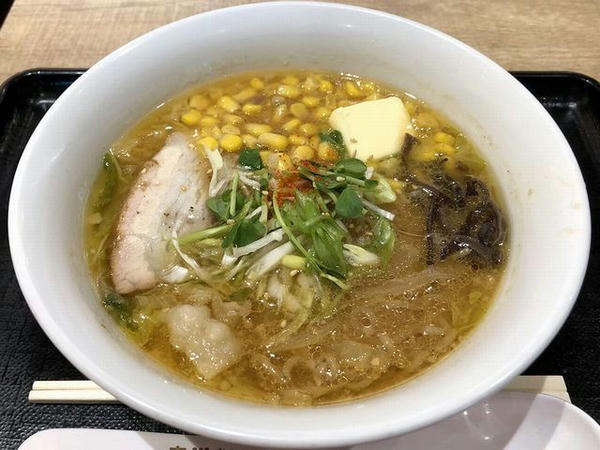 いただいたハーフラーメン（みそ・600円）＋バターコーン（200円）