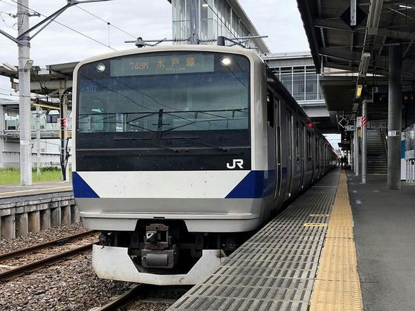 友部駅に停車中の水戸線小山行き普通列車