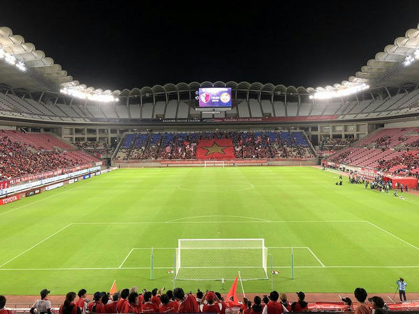 ビジター側ゴール裏から見たスタジアム（選手入場時）