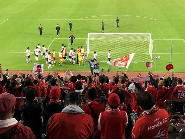 試合後ビジター側ゴール裏に挨拶に来た選手たち