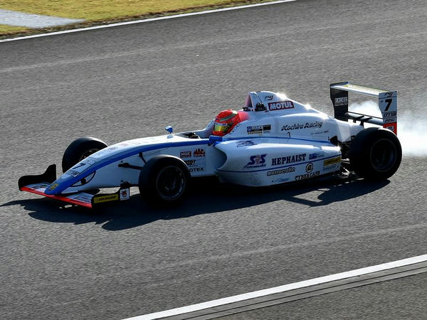 1コーナーに突っ込んでいく#7佐藤蓮選手