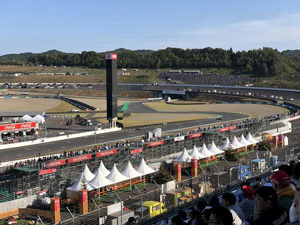 A-2席最上段からビクトリーコーナー方向の眺め（予選時に撮影）