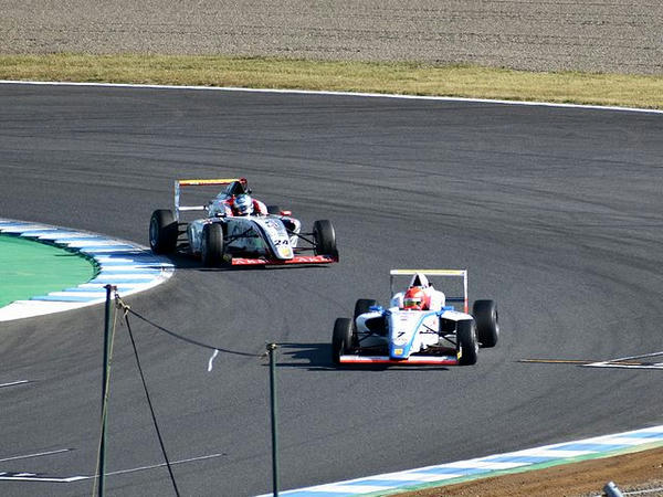 最終コーナーの#7佐藤蓮選手と#24平木玲次選手