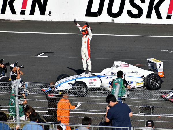 優勝を喜ぶ#7佐藤選手