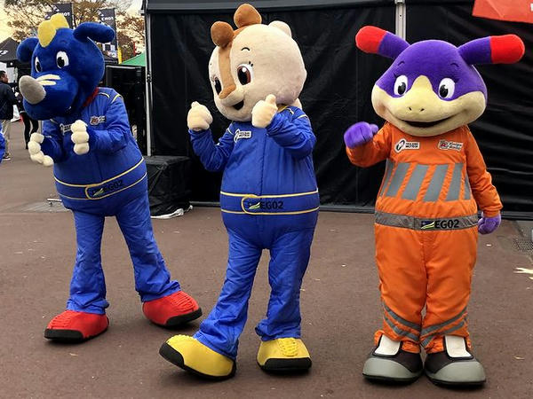 お出迎えするコチラさん（中央）とピピラさん（右）とバットさん（左）