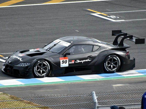 走行する2020年型トヨタ・GRスープラ