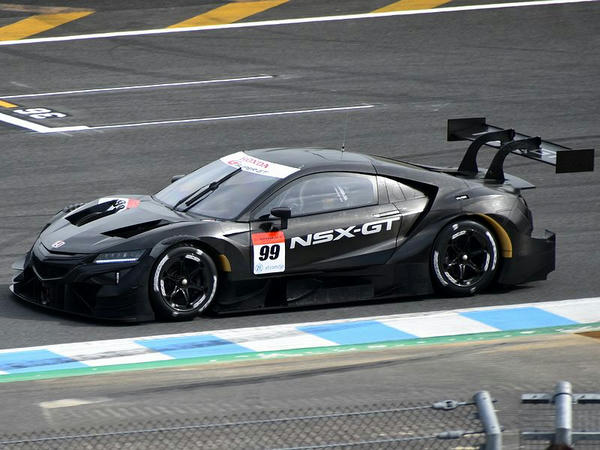 走行する2020年型ホンダ・NSX-GT