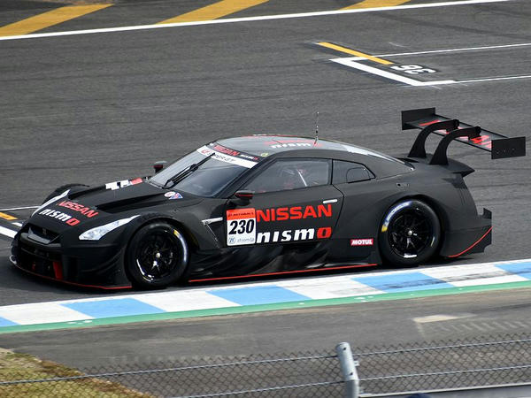 走行する2020年型ニッサン・GT-R NISMO GT500