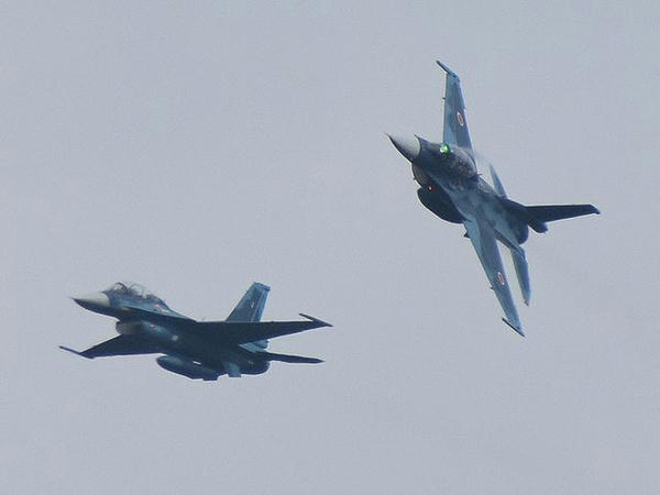 展示飛行を行うF-2B戦闘機(1)