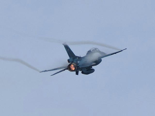 展示飛行を行うF-2B戦闘機(2)