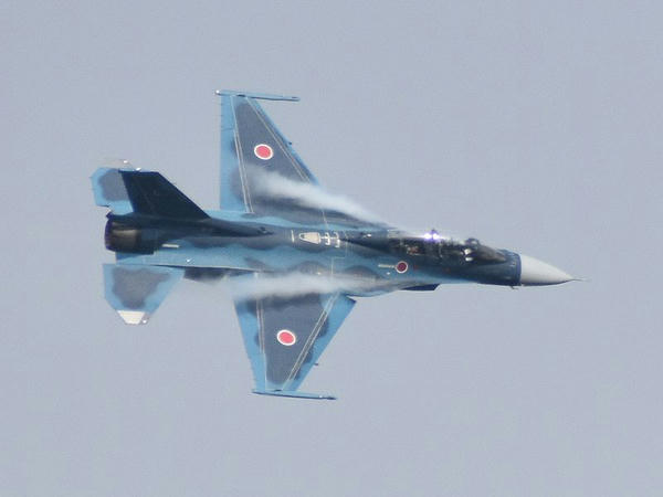 展示飛行を行うF-2B戦闘機(3)