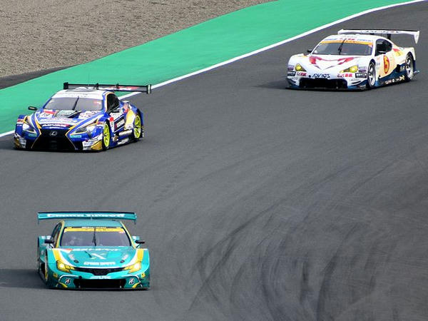 ウォームアップ走行する#52 埼玉トヨペットGB マークX MC他