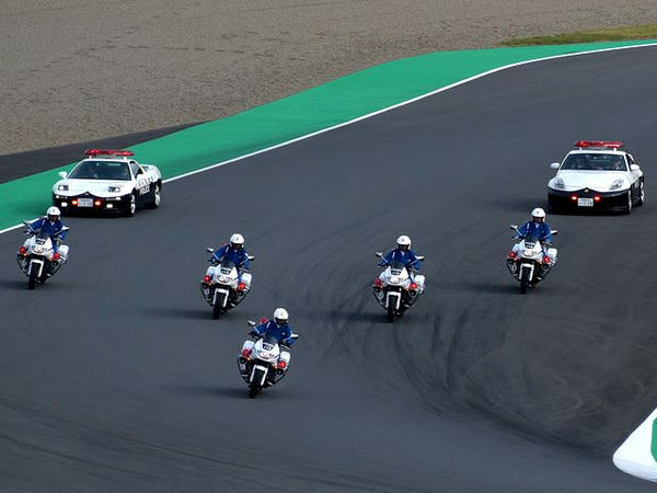 白バイ・パトカー先導によるパレードラップ