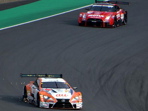 1周目トップで戻る#36 au TOM'S LC500と2位に上がった#23 MOTUL AUTECH GT-R